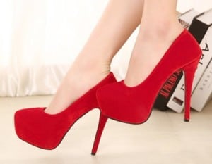 What to wear with red heels 