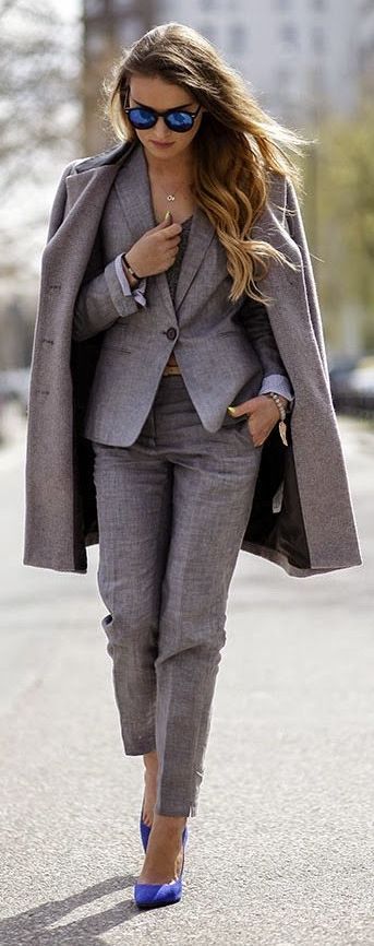 colors that go with dark gray suit
