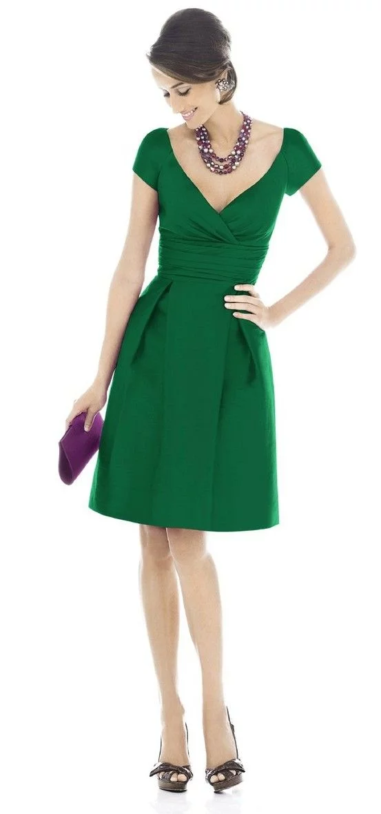 what color goes with emerald green dress