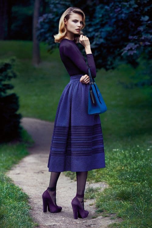 what color goes with indigo skirt