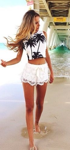printed crop top to the beach