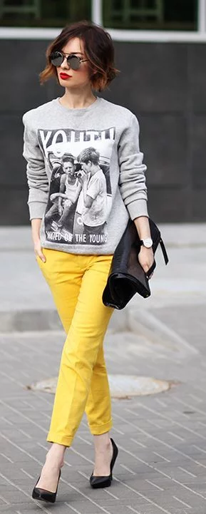 how to wear graphic tee with yellow pans