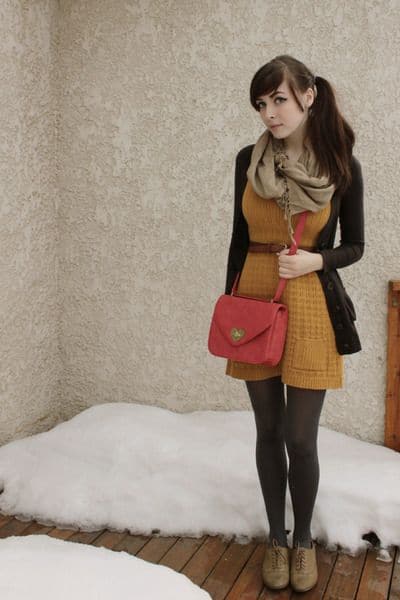 Light brown scarf with pink bag and brown dress