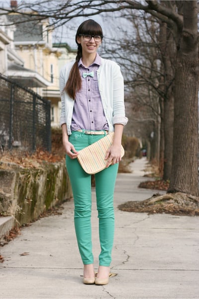 Light green skinny pants with lavender shirt and beige clutch