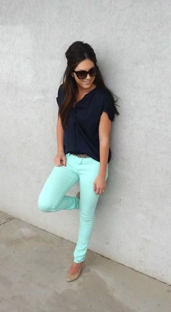 outfit s mátově zelenými hubenými džíny