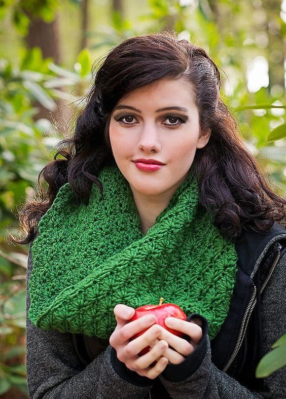 what color goes with forest green tricoted snood