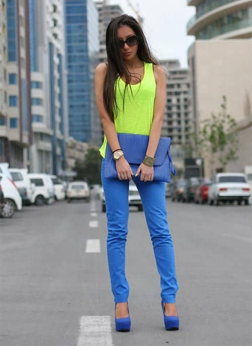 what color goes with neon green T-shirt