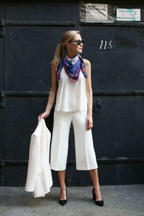 what color go with ivory top and ivory capri pants