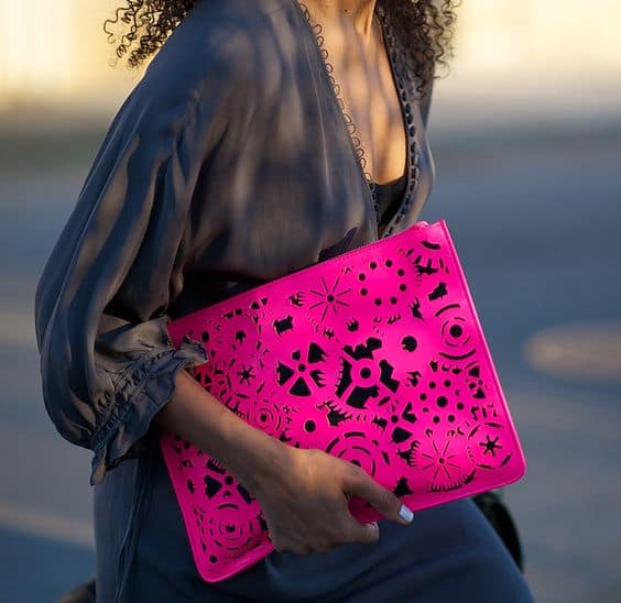 colors that go with neon pink handbag