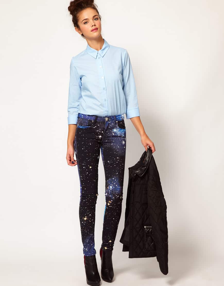 what to wear with galaxy printed jeans