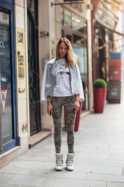 outfit with light camo skinny pants