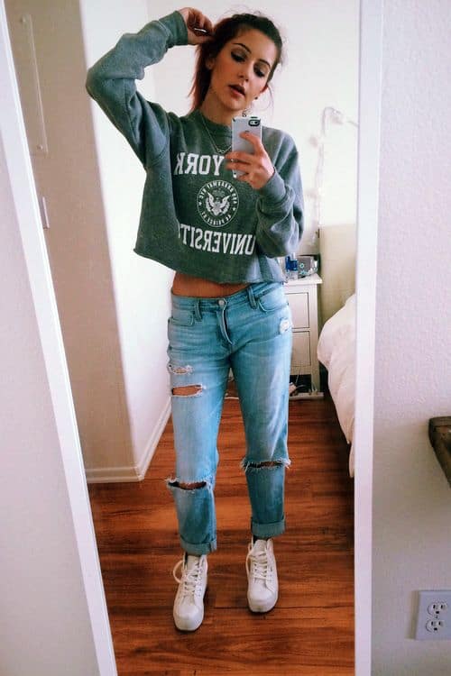 outfit with boyfriend jeans and loose crop sweatshot