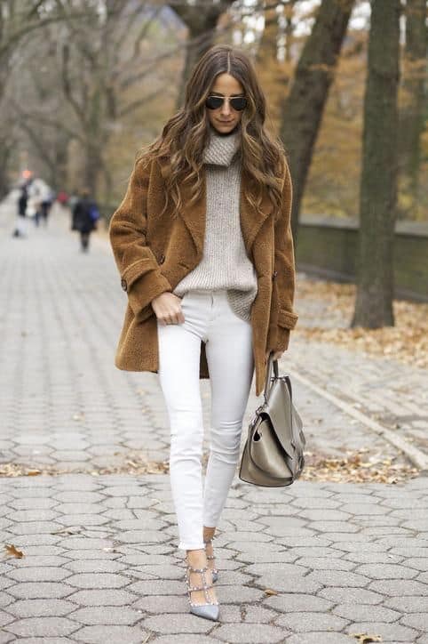 what to wear with white jeans and brown coat