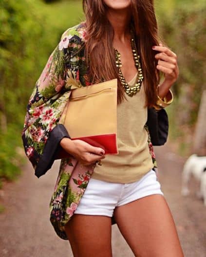 how to wear kimono jacket and golden necklace