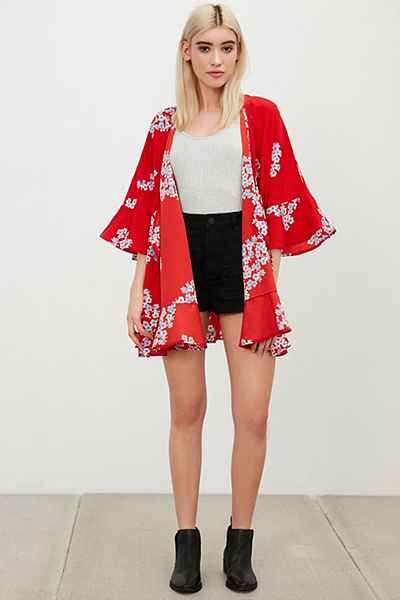 what to wear with red kimono jacket and black shorts