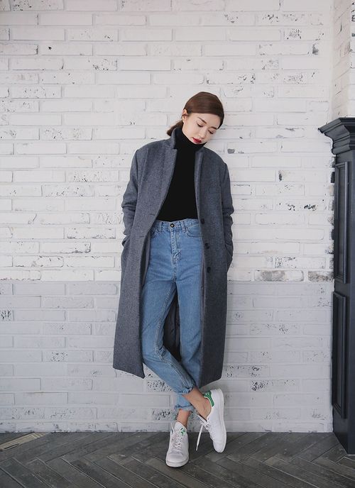 outfit with mom jeans and gray coat