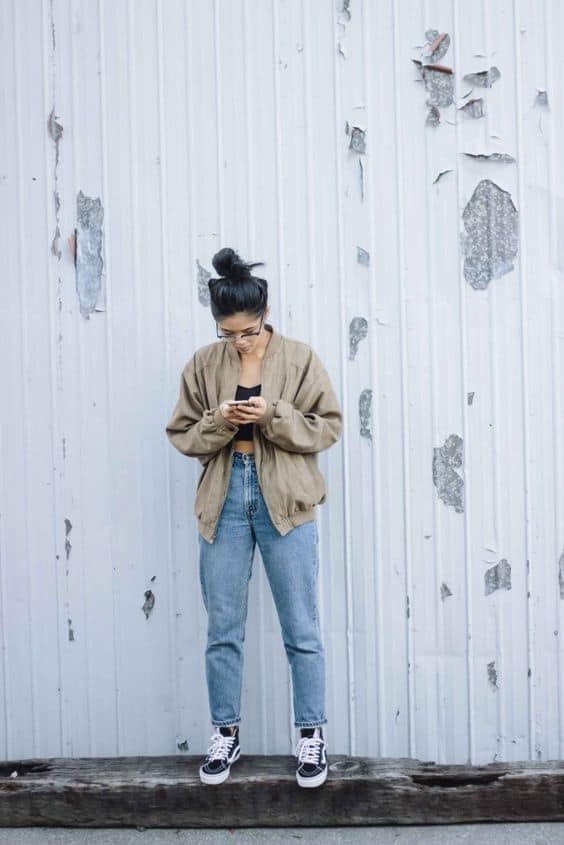how to wear mom jeans and light brown jacket