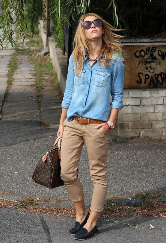 what to wear with denim shirt and brown capri pants