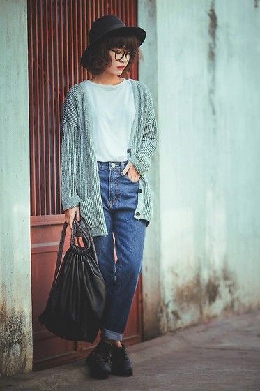 what to wear with mom jeans and mint green knitted cardigan