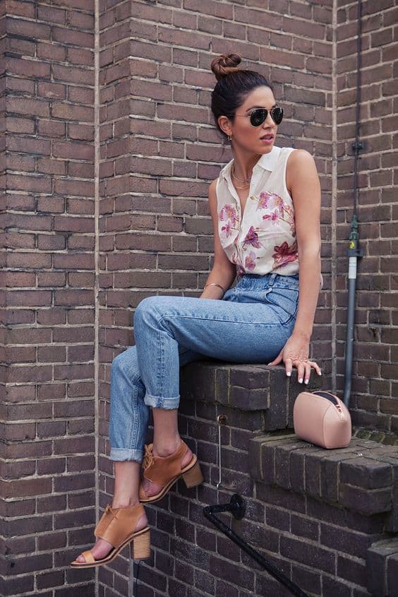 what to wear with mom jeans and floral blouse